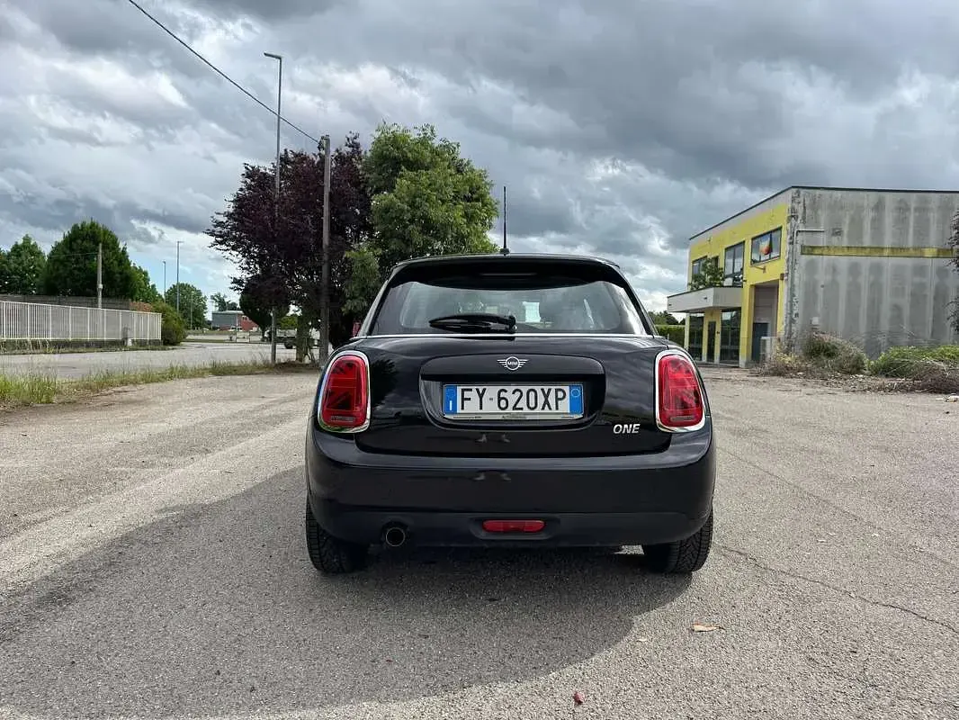Usata Mini ONE 75 CV (55 kW) 2019 Nero Utilitaria