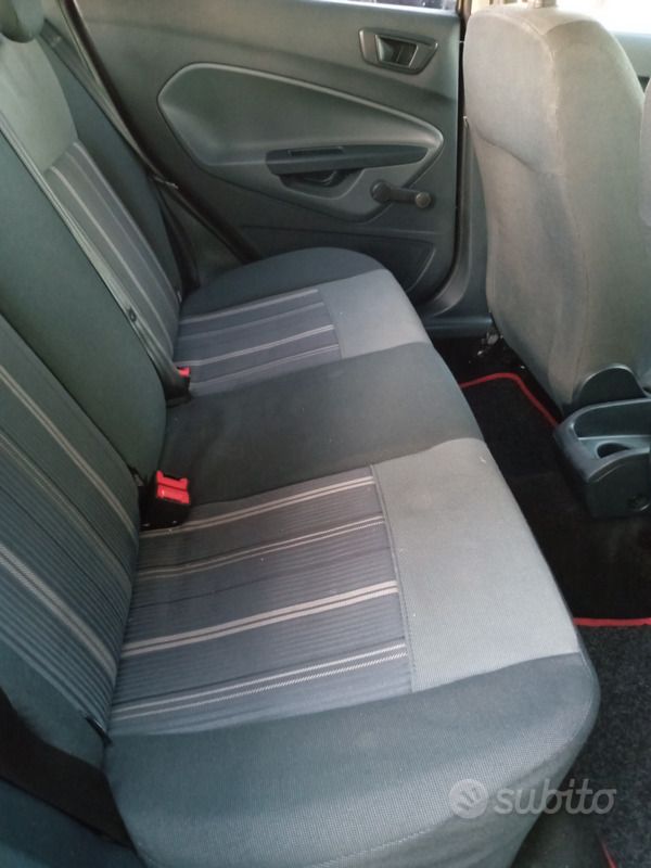 Usata Ford Fiesta 75 CV (55 kW) 2010 Rosso Utilitaria