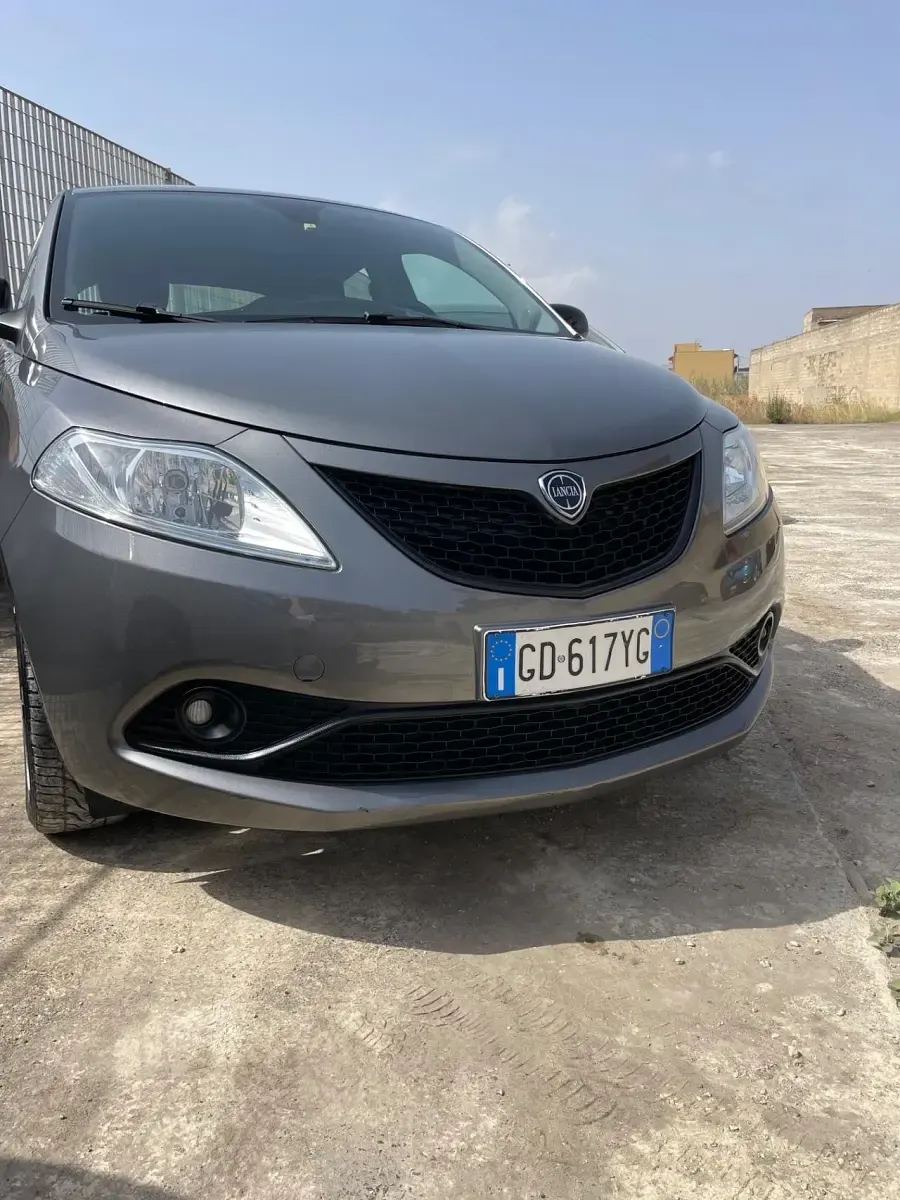 Usata Lancia Ypsilon Gold 69 CV (50 kW) 2020 Grigio