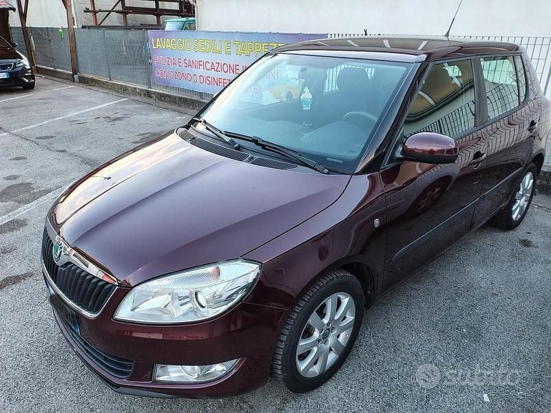 Rosso Usata 2012 Skoda Fabia Ambition Utilitaria | 3700 € (Buon prezzo) - Immagine 1/4