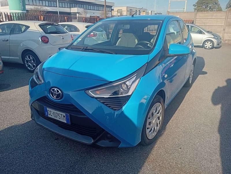 Usata Toyota Aygo Connect Style 72 CV (52 kW) 2020 Blu Utilitaria
