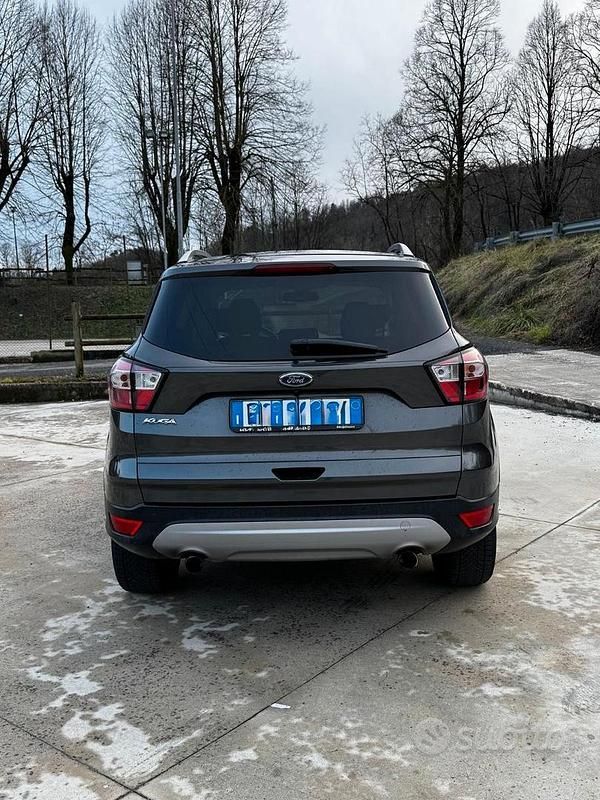 Usado Ford Kuga 120 CV (88 kW) 2018 Gris SUV