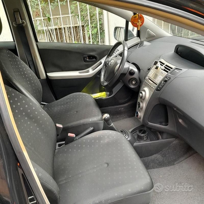 Usata Toyota Yaris 69 CV (50 kW) 2008 Nero Utilitaria