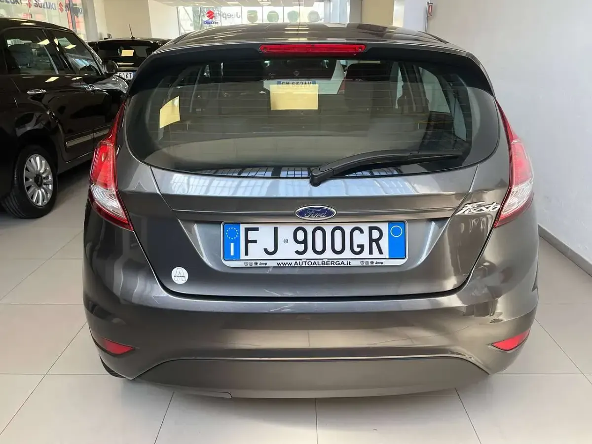 Usata Ford Fiesta 75 CV (55 kW) 2017 Grigio metallizzato Utilitaria