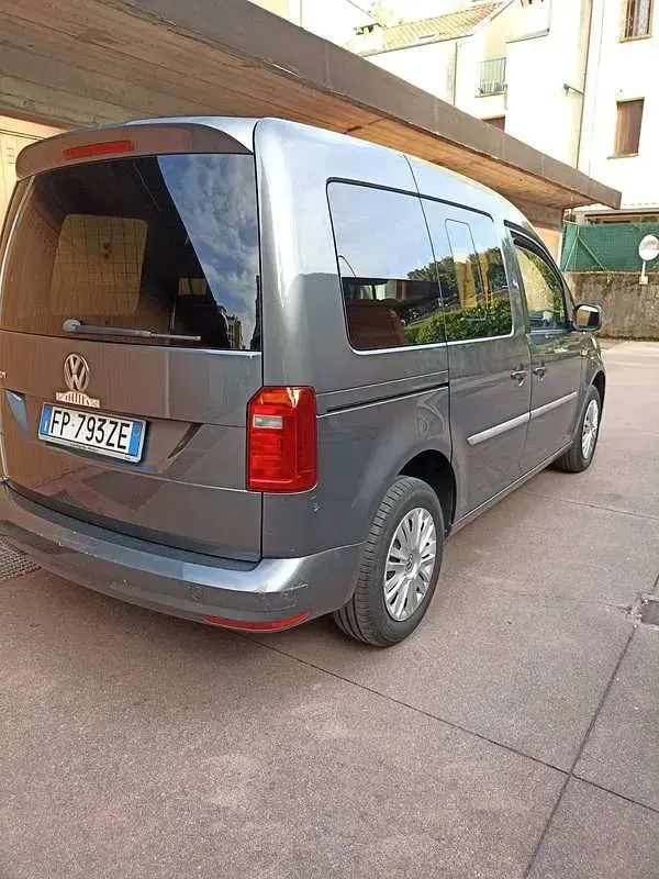 Usata VW Caddy 102 CV (75 kW) 2018 Grigio Monovolume