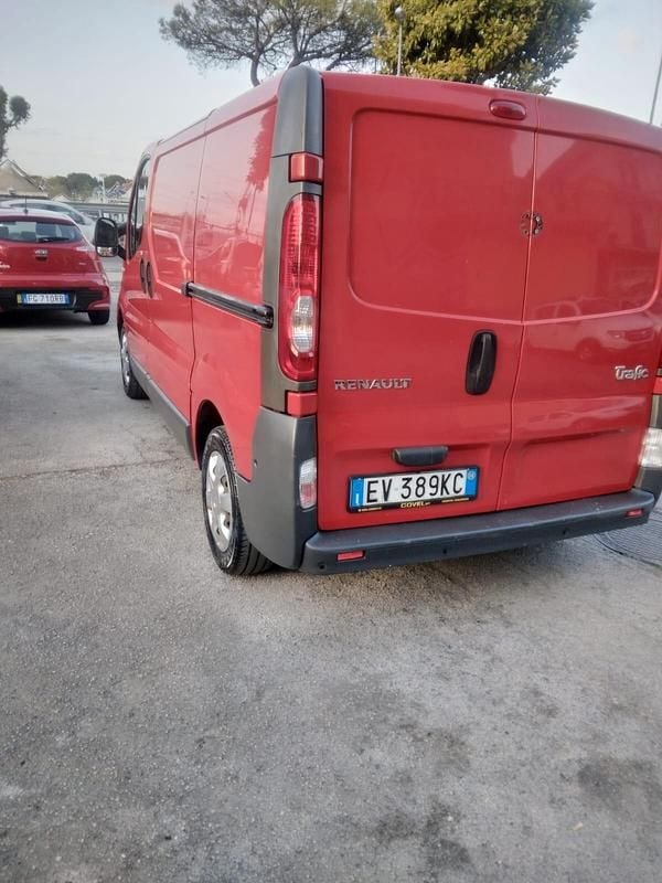 Usata Renault Trafic 114 CV (83 kW) 2014 Rosso Monovolume