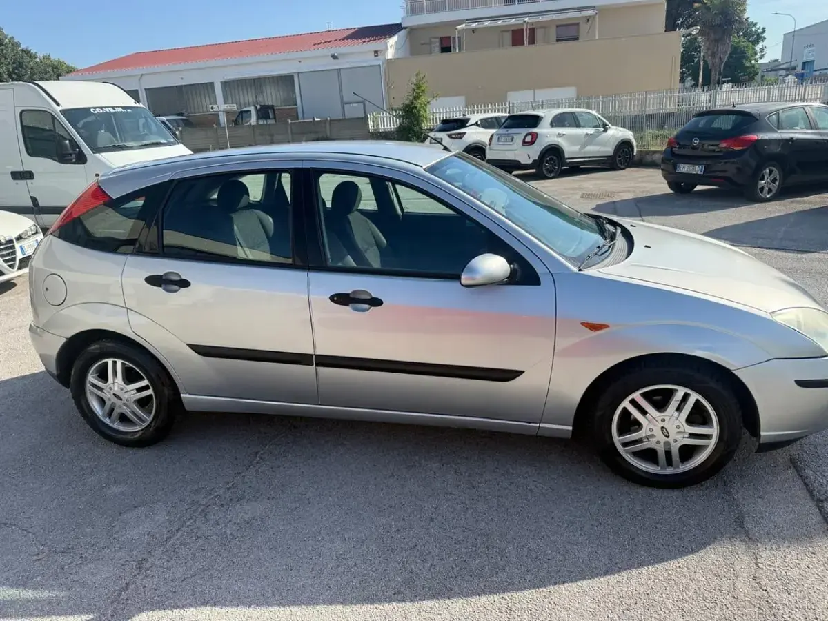 Usata Ford Focus Ghia 90 CV (66 kW) 2001 Argento Berlina