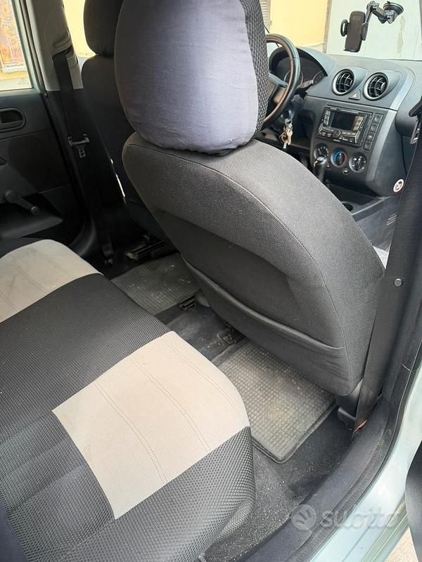Begagnad Ford Fiesta 75 HK (55 kW) 2004 Halvkombi