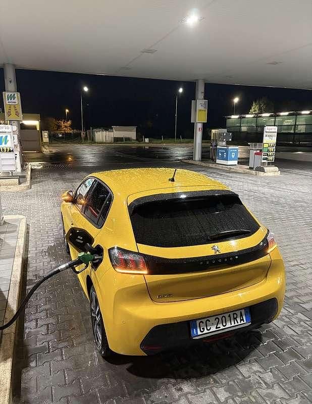 Usata Peugeot 208 Allure 101 CV (74 kW) 2021 Giallo Utilitaria