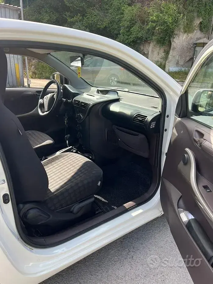 Usata Toyota iQ 68 CV (50 kW) 2009 Bianco Utilitaria