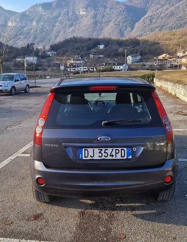 Usata Ford Fiesta Titanium 68 CV (50 kW) 2007 Berlina