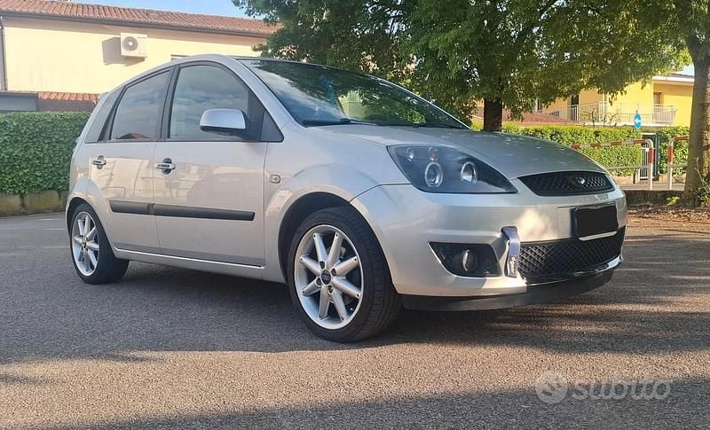 Usata Ford Fiesta Titanium 68 CV (50 kW) 2007 Grigio Utilitaria