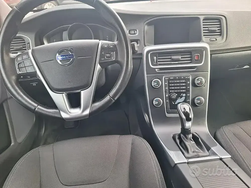 Usata Volvo V60 Kinetic 120 CV (88 kW) 2017 Nero Station wagon