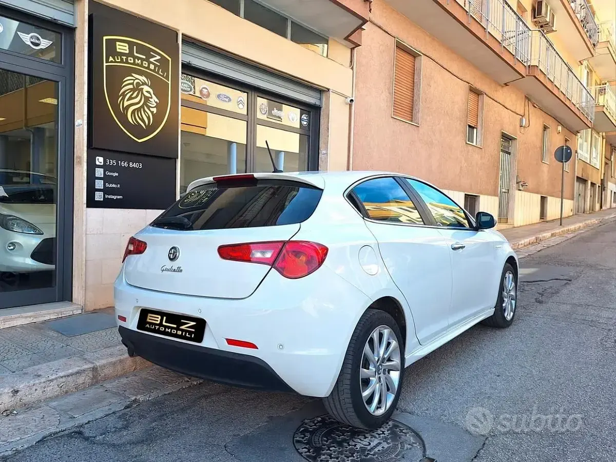 Usata Alfa Romeo Giulietta Exclusive 105 CV (77 kW) 2015 Bianco Utilitaria