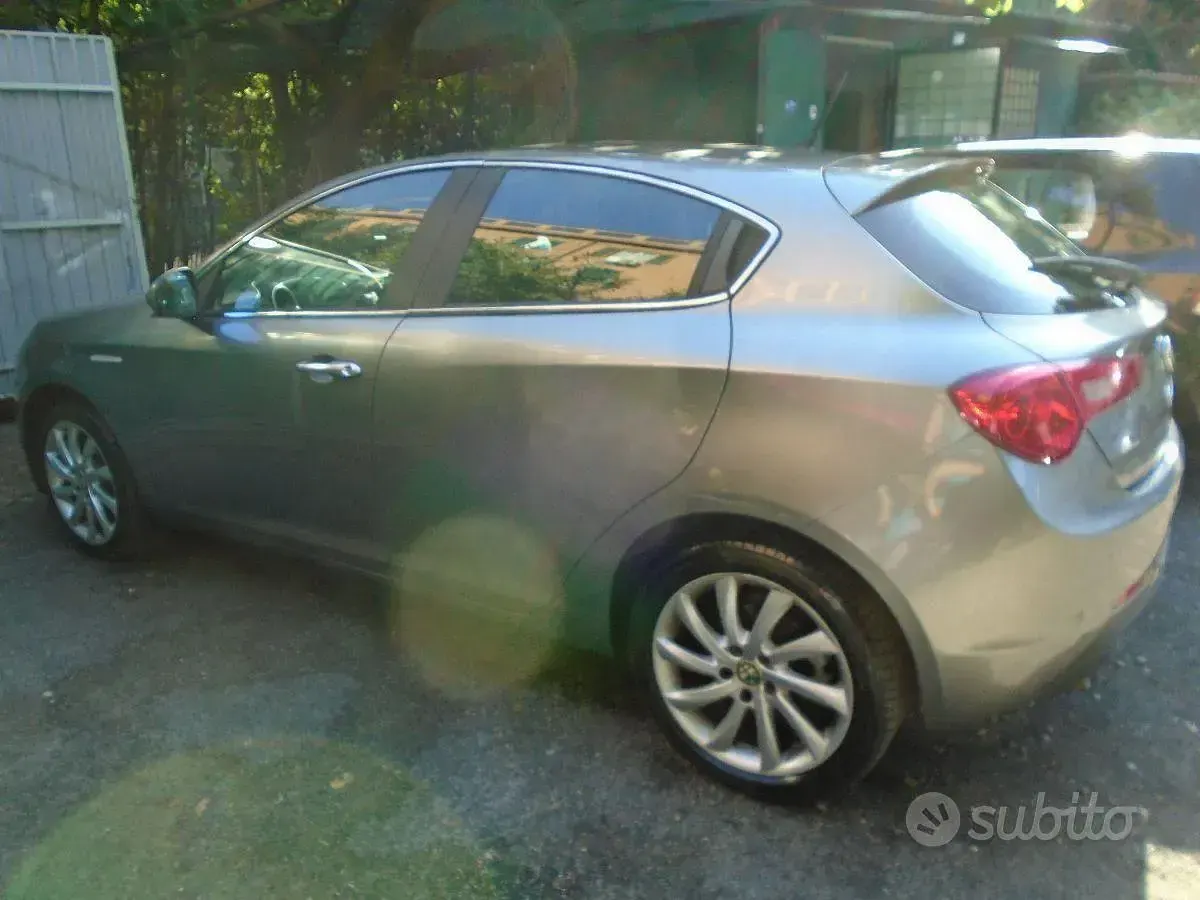 Usata Alfa Romeo Giulietta Exclusive 169 CV (124 kW) 2011 Grigio Utilitaria