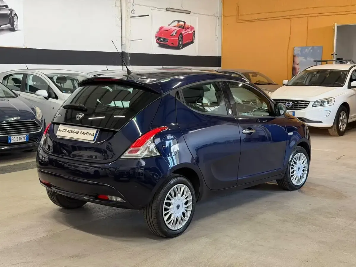 Usata Lancia Ypsilon 69 CV (50 kW) 2017 Blu Utilitaria