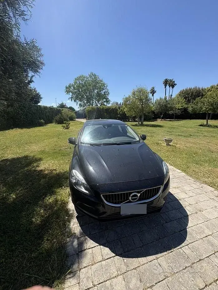 Gebraucht Volvo V40 120 PS (88 kW) 2018 Schwarz Kleinwagen