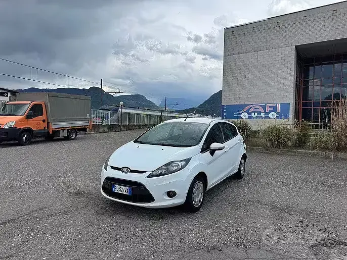 Usata Ford Fiesta 68 CV (50 kW) 2010 Bianco Berlina
