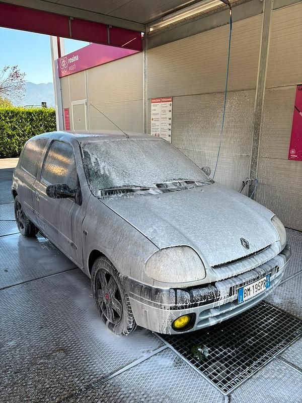 Usata Renault Clio II 58 CV (42 kW) 2001 Grigio Utilitaria