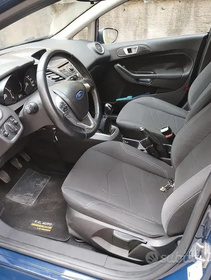 Usata Ford Fiesta 75 CV (55 kW) 2013 Bluazzurro Utilitaria