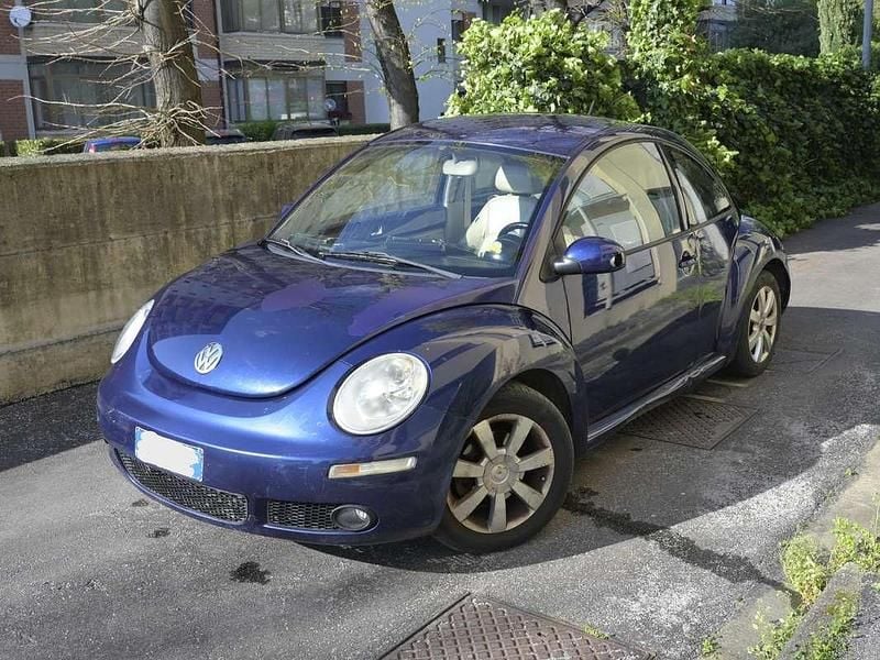 Usata VW New Beetle 105 CV (77 kW) 2007 Blu/azzurro Utilitaria