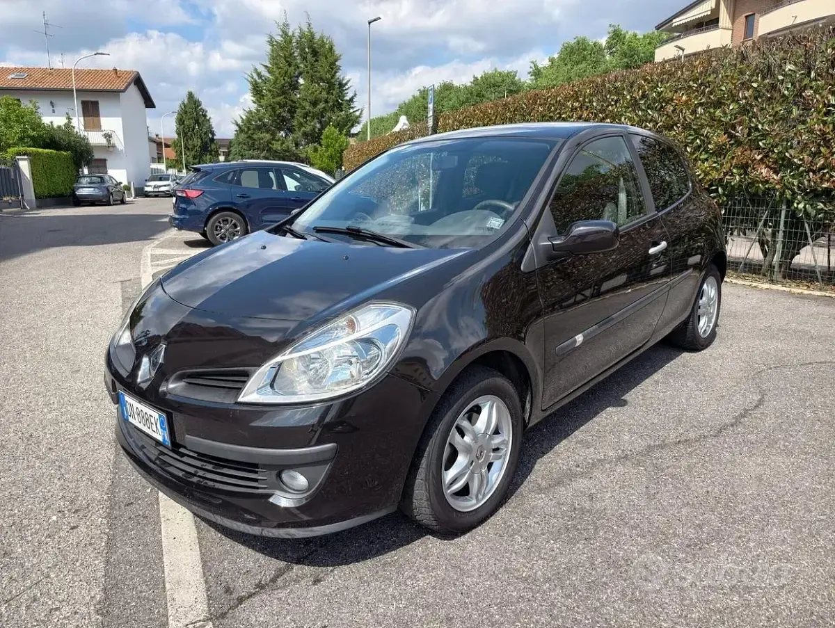 Usado Renault Clio II LE 75 CV (55 kW) 2008 Negro Berlina