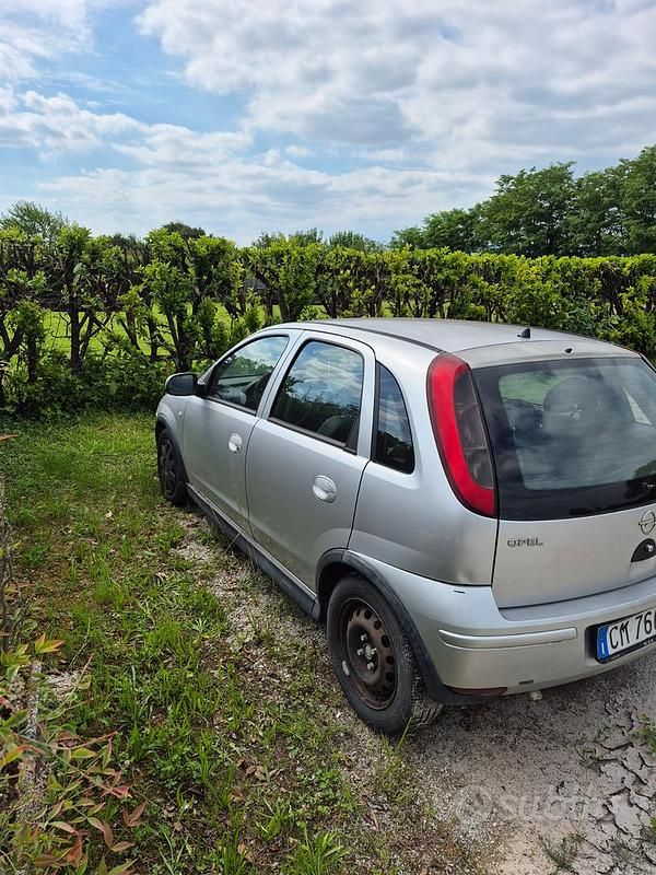 Usata Opel Corsa 69 CV (50 kW) 2004 Grigio Utilitaria