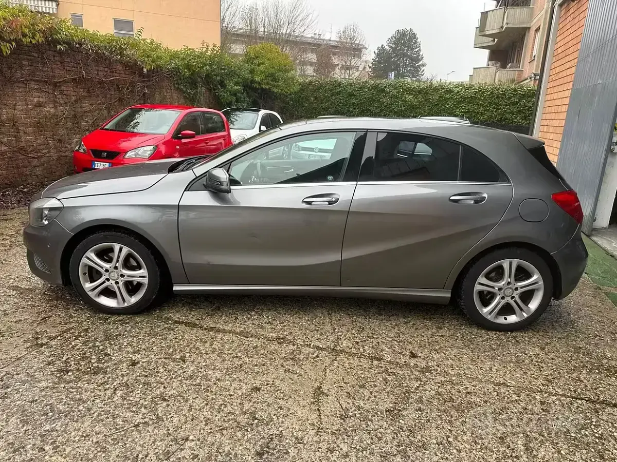 Usata Mercedes A200 136 CV (100 kW) 2014 Grigio Utilitaria