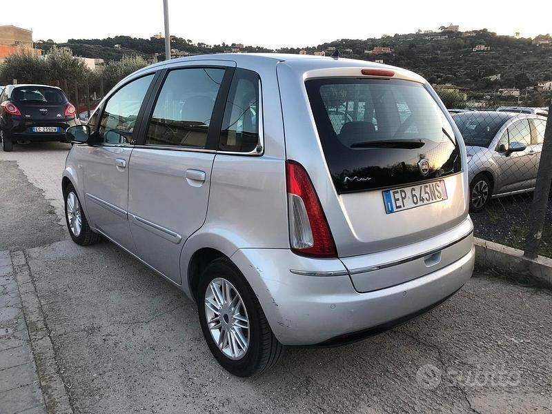 Usata Lancia Musa Gold 95 CV (69 kW) 2012 Argento Monovolume
