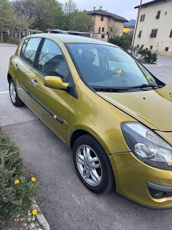 Usata Renault Clio III 75 CV (55 kW) 2006 Oro Berlina