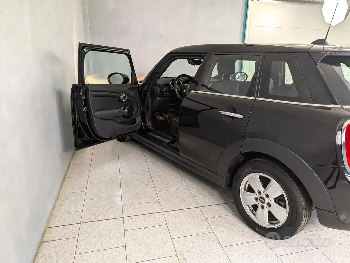 Begagnad Mini ONE 102 HK (75 kW) 2021 Svart Halvkombi