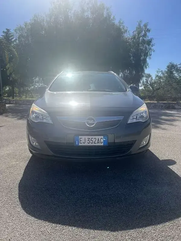 Usata Opel Astra Cosmo 110 CV (80 kW) 2011 Grigio Station wagon
