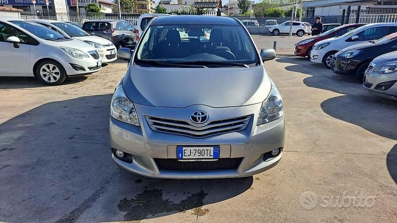 Usata Toyota Verso Luxury 126 CV (92 kW) 2011 Grigio Monovolume