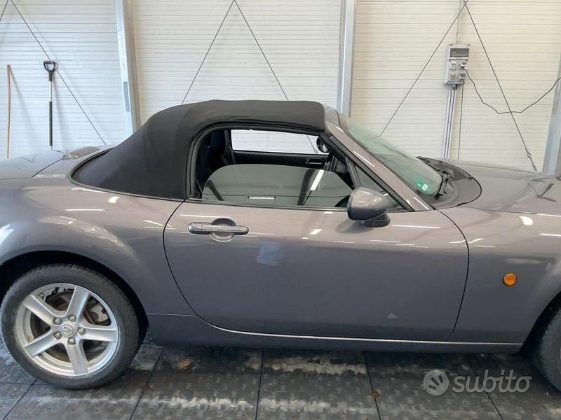 Usata Mazda MX5 126 CV (92 kW) 2006 Grigio scuro Cabrio