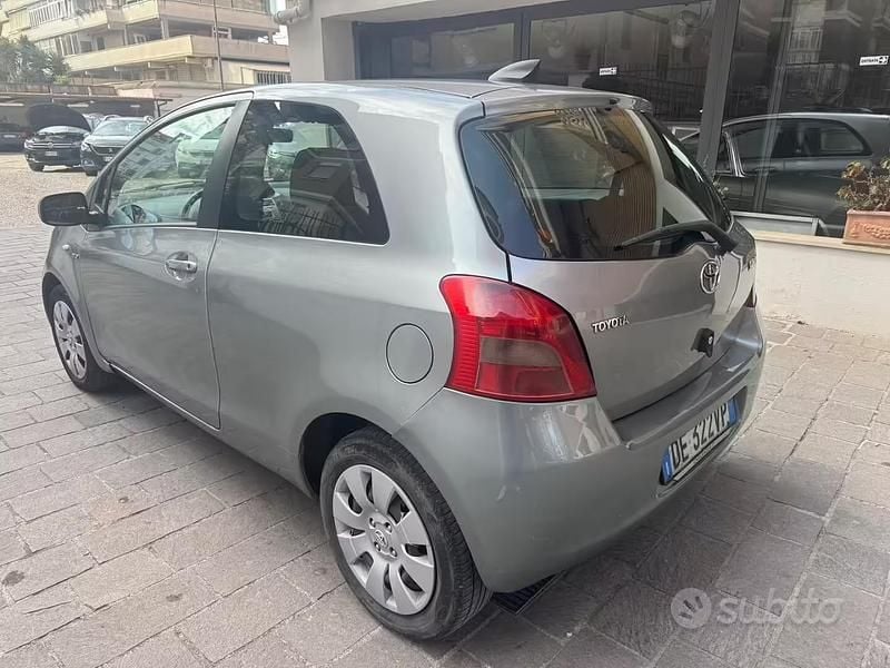 Usata Toyota Yaris Sol 90 CV (66 kW) 2007 Grigio Utilitaria