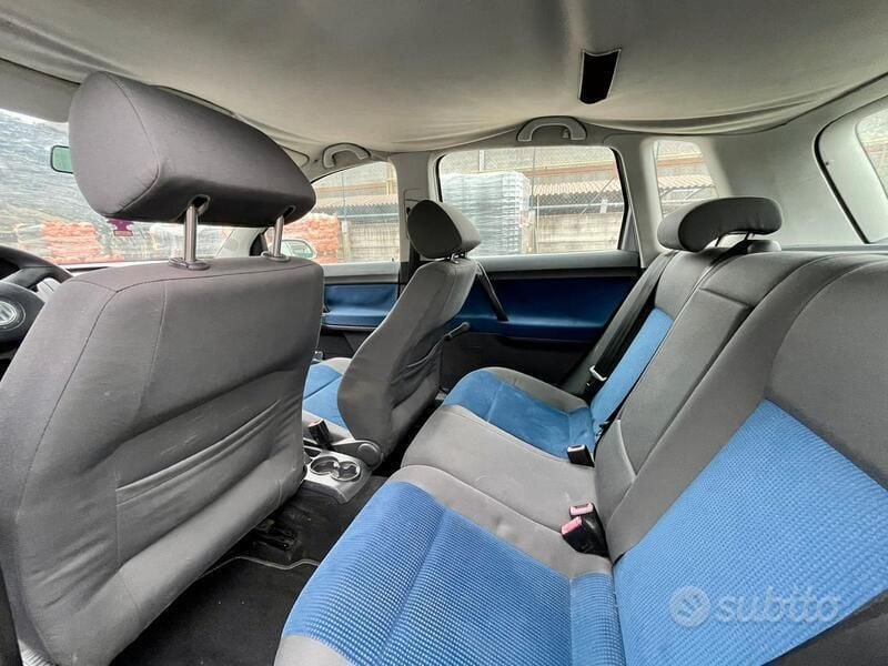 Usado VW Polo 75 CV (55 kW) 2006 Gris Utilitario
