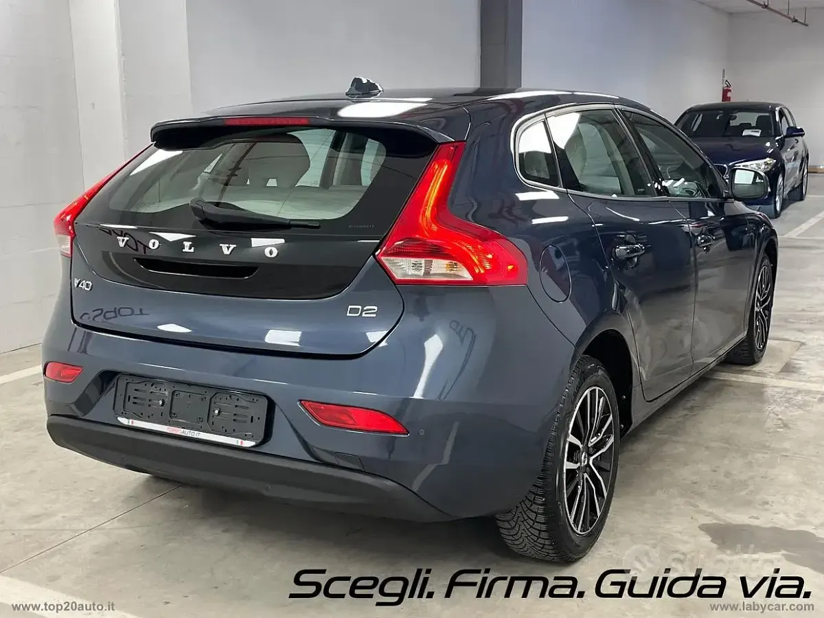 Usata Volvo V40 Momentum 120 CV (88 kW) 2016 Blu/azzurro Berlina