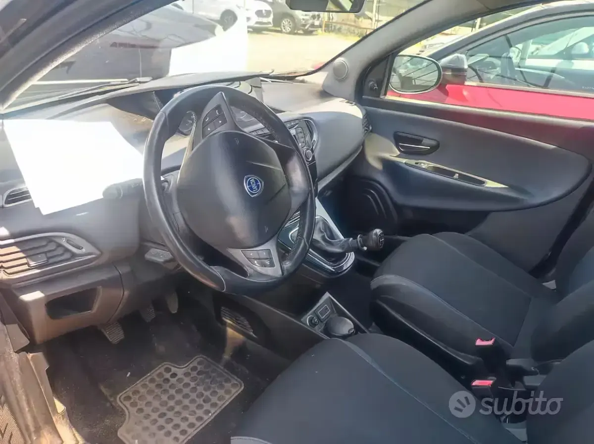 Usata Lancia Ypsilon Gold 69 CV (50 kW) 2018 Bluazzurro Utilitaria