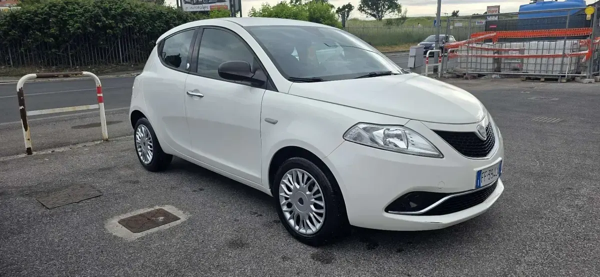 Usata Lancia Ypsilon Gold 69 CV (50 kW) 2016 Beige Utilitaria