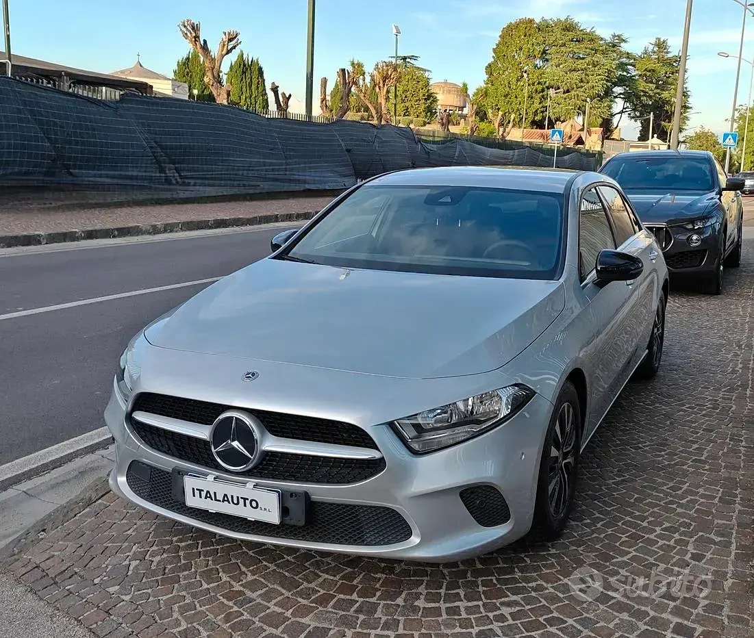 Usado Mercedes A200 Business 150 CV (110 kW) 2021 Gris Berlina