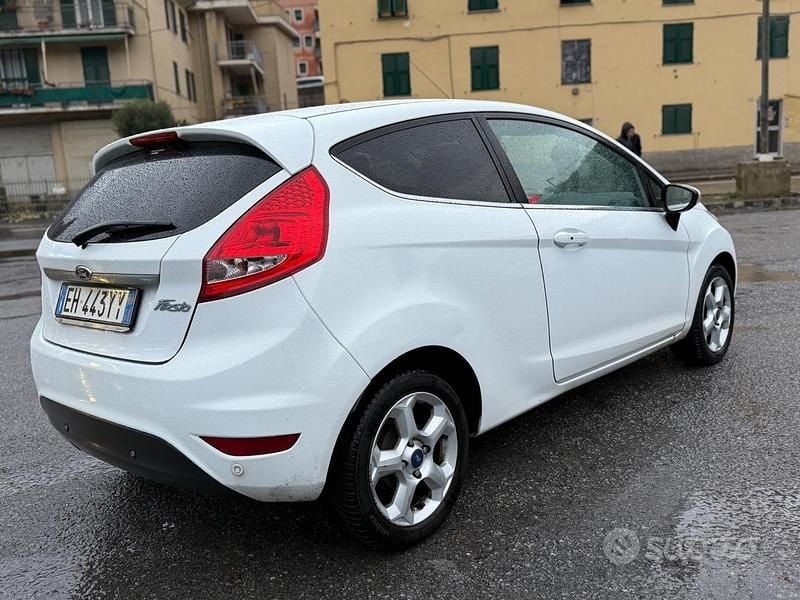 Usata Ford Fiesta Titanium 59 CV (43 kW) 2011 Marrone Berlina