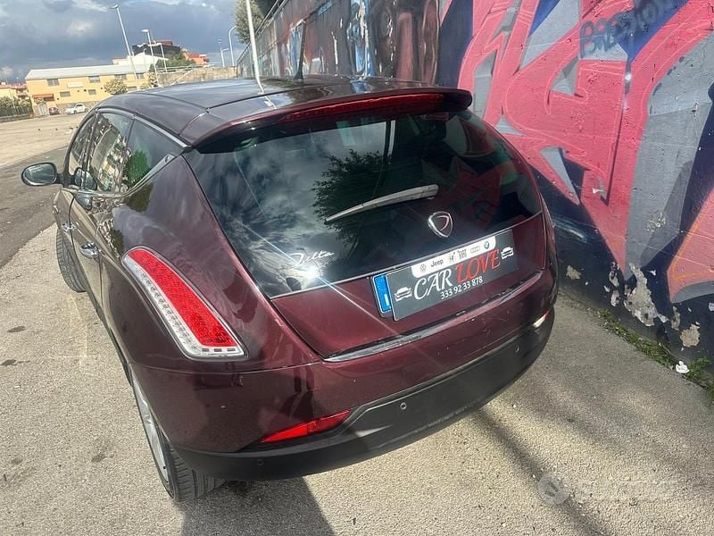 Usata Lancia Delta 120 CV (88 kW) 2012 Marrone Utilitaria