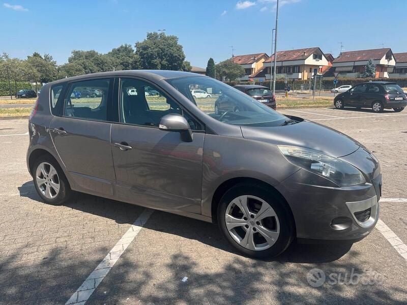 Usata Renault Scénic III 110 CV (80 kW) 2011 Grigio Monovolume