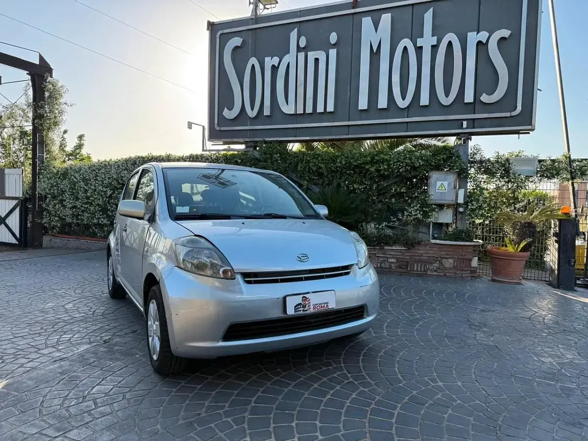 Usata Daihatsu Sirion 69 CV (50 kW) 2007 Argento Utilitaria