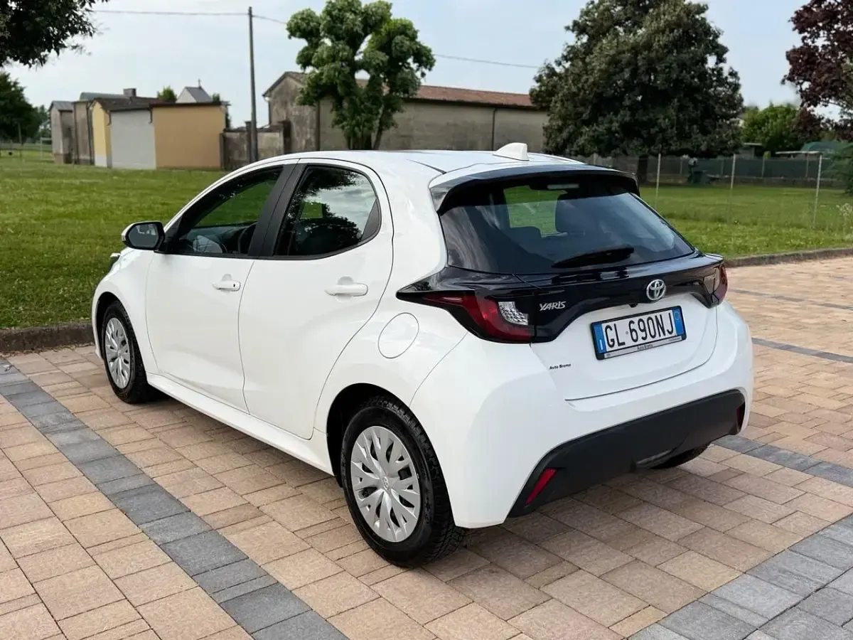 Usata Toyota Yaris Hybrid Active 92 CV (67 kW) 2023 Bianco Berlina
