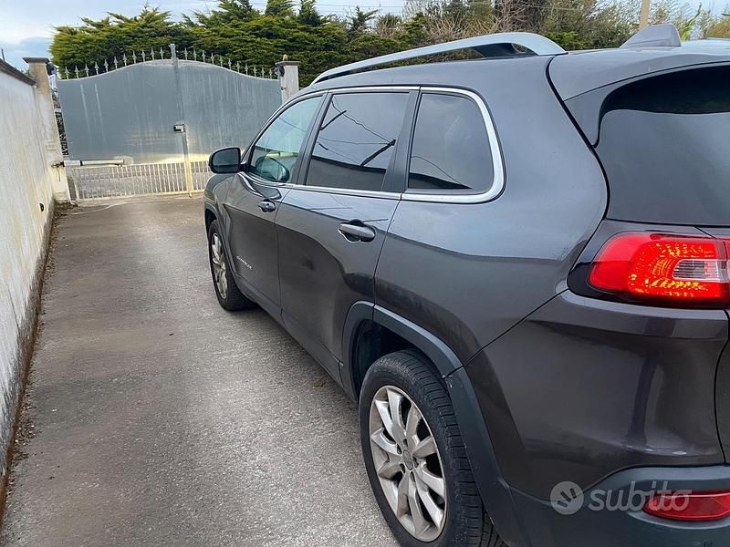 Usata Jeep Cherokee 140 CV (102 kW) 2014 Grigio SUV