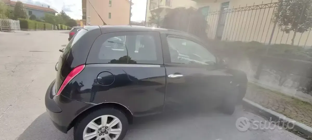 Usata Lancia Ypsilon 60 CV (44 kW) 2004 Nero Utilitaria