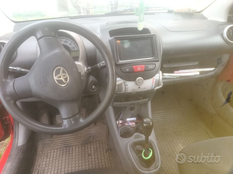 Rosso Usata 2009 Toyota Aygo Due volumi | 1800 € (Super prezzo) - Immagine 1/4