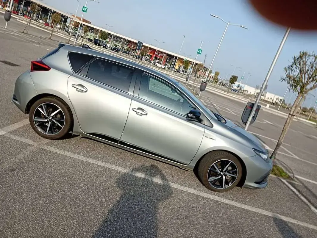 Usata Toyota Auris Hybrid Edition 99 CV (72 kW) 2018 Grigio Berlina