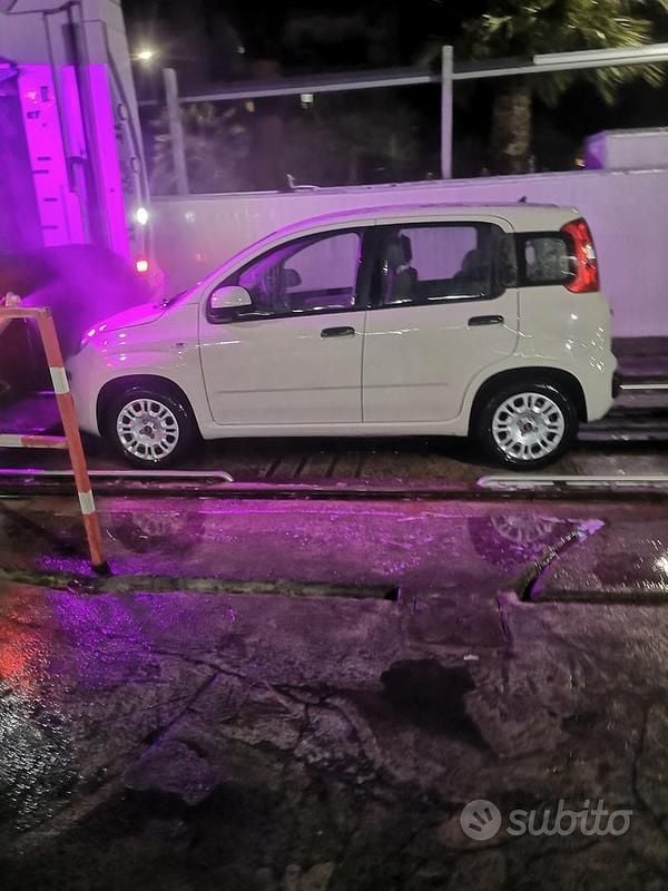 Usata 2015 Fiat Panda Tre volumi | 8000 € (Molto cara) - Immagine 1/4